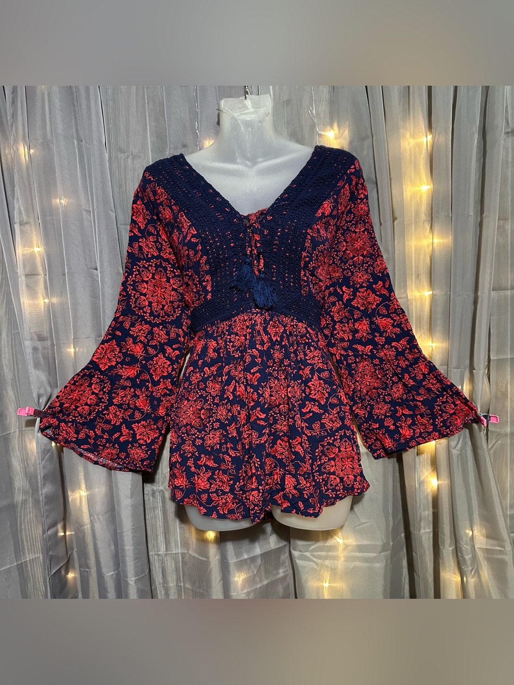 Torrid red & blue floral bell sleeve crochet trim tunic blouse Sz 2/2x
